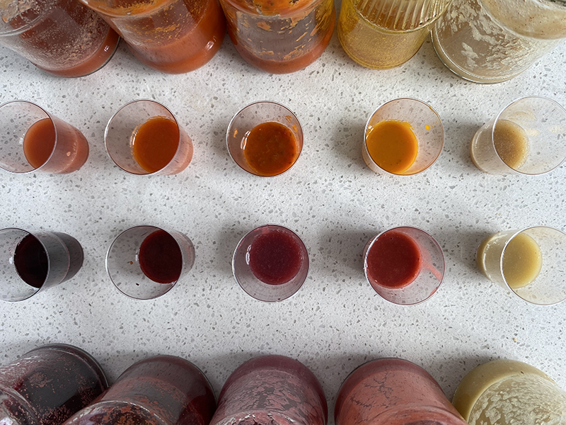 próbki koktajli w słoikach i probówkach